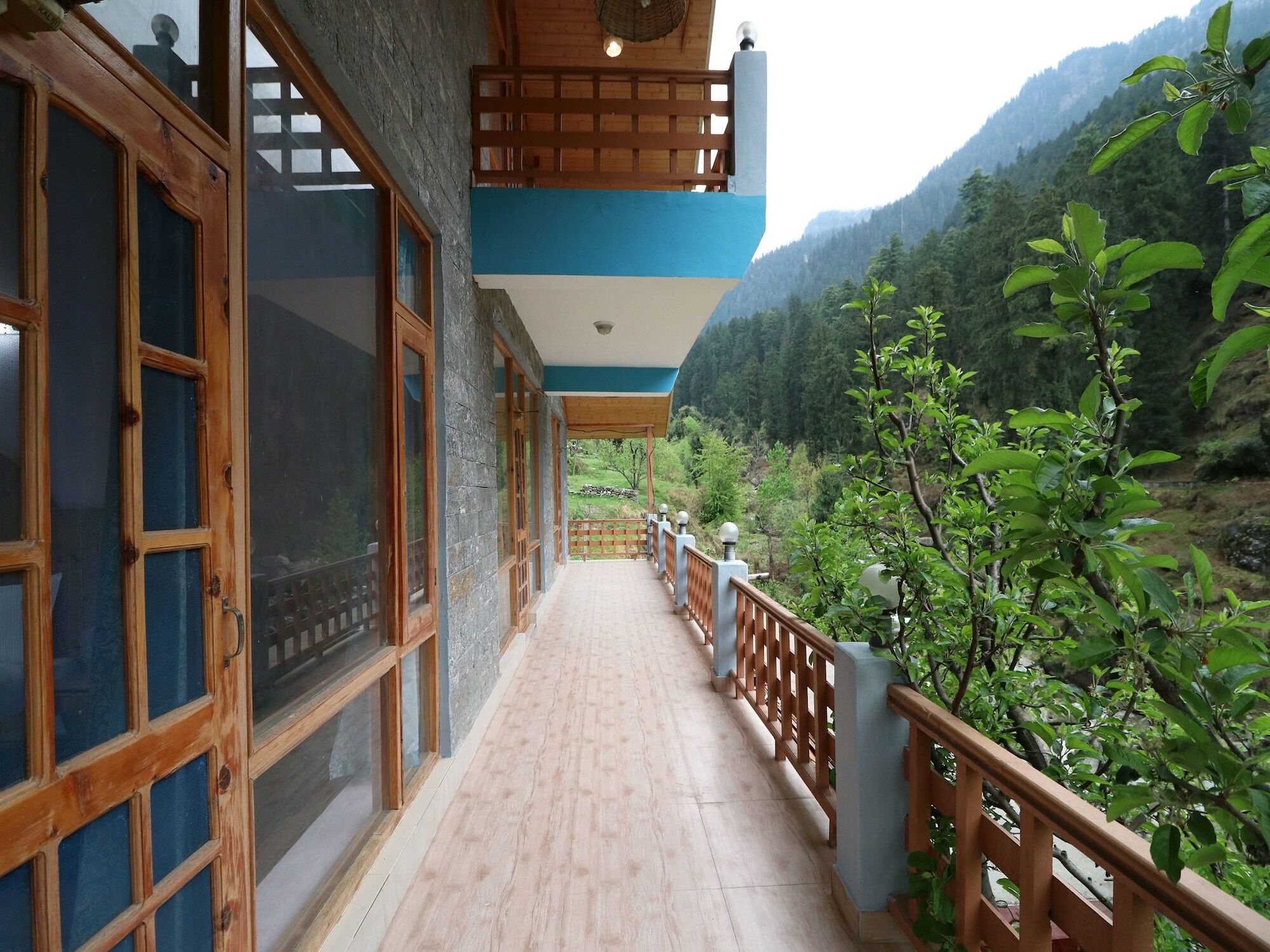 Oyo 13696 River Side Hotel Manali (Himachal Pradesh)